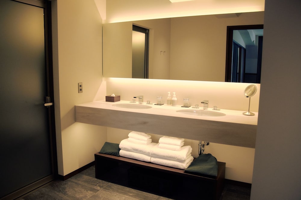 ジュニアスイート ラウンジ利用込 (旧任天堂本社社屋) 禁煙 バスルーム0 | 丸福樓