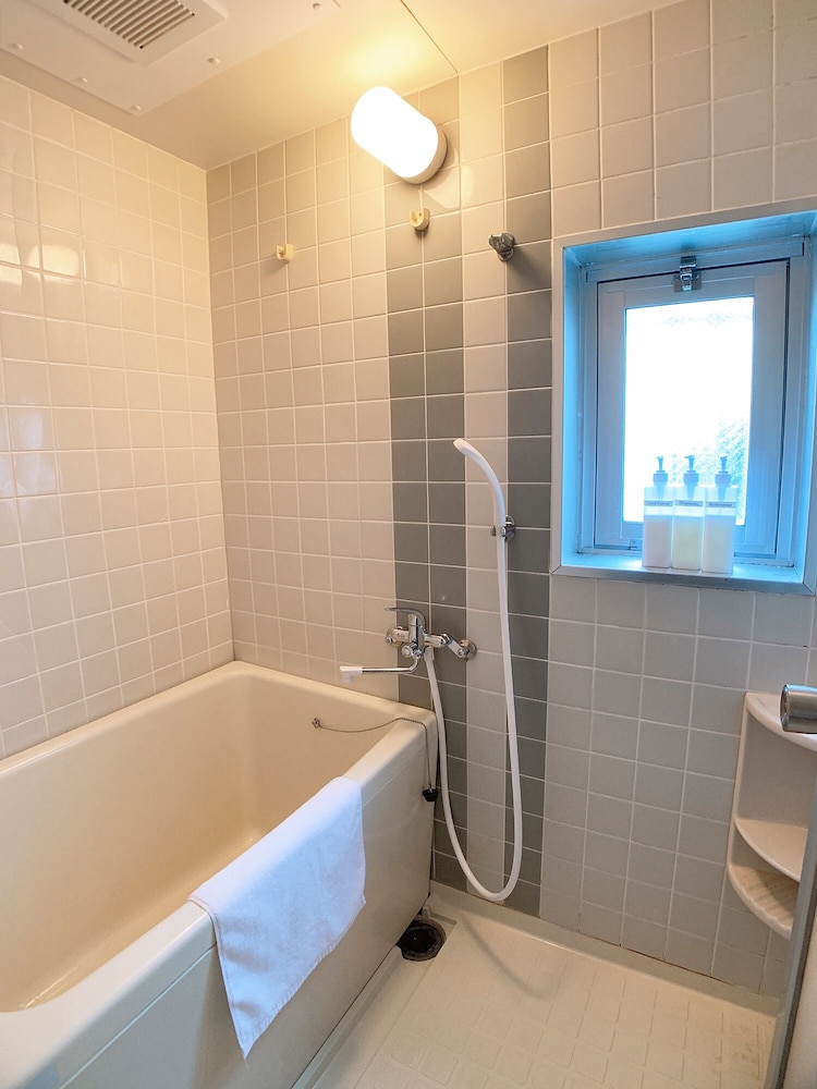 ファミリー ルーム 禁煙 (102) バスルーム1 | おうちホテル銀山町 with わんこ