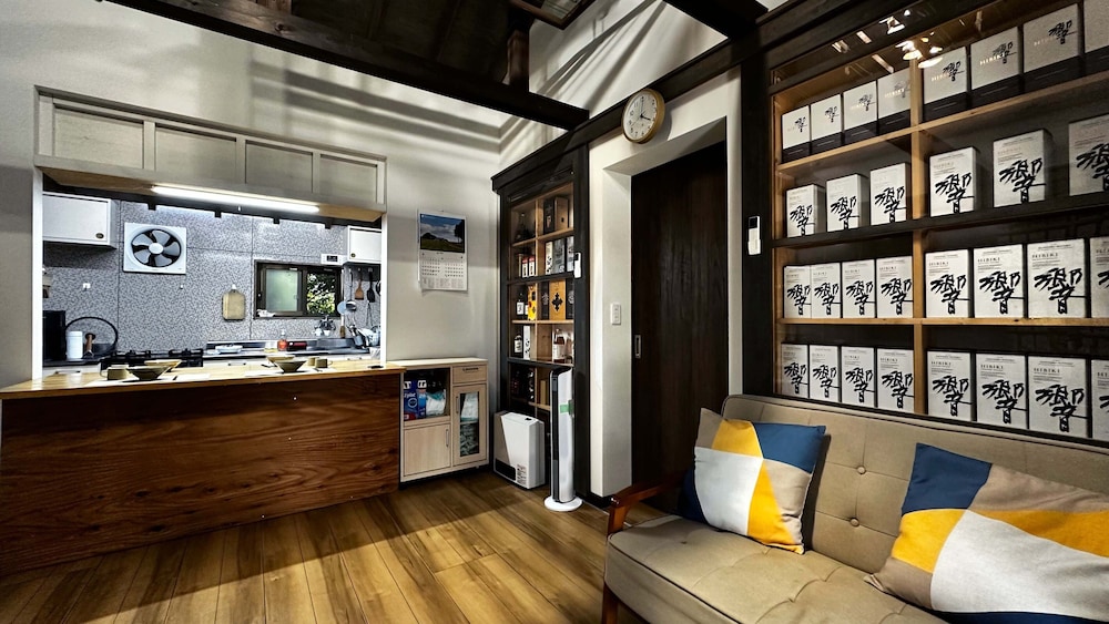 デラックス ハウス リビング エリア1 | 一宿一景一生縁・市原 - キャンプサイト