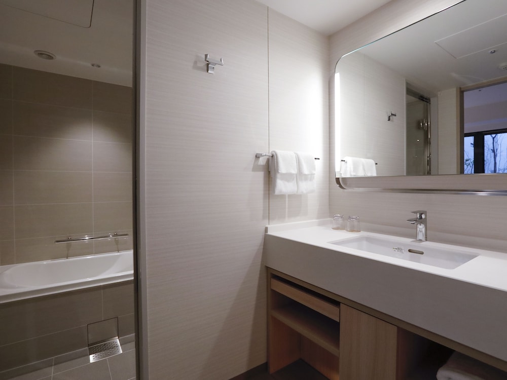 プレミアム ルーム シングルベッド 2 台 浴槽 バスルーム0 | ハイアット プレイス 京都