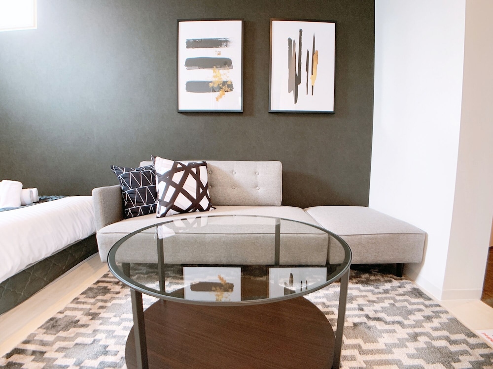 ダブルルーム ダブルベッド2台付 201号室 禁煙(ソファベッド用の寝具は部屋に常備していない為 事前にリクエストが必要) | Bar & Hotel Colors 宮島