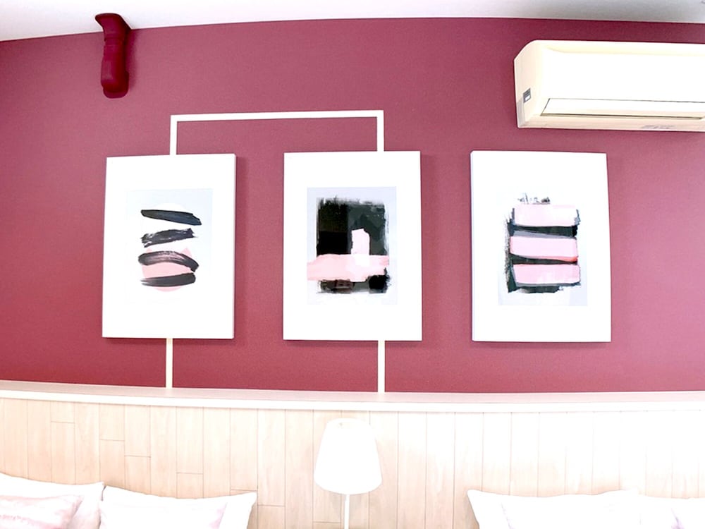 ダブルルーム ダブルベッド2台付 203号室 禁煙(ソファベッド用の寝具は部屋に常備していない為 事前にリクエストが必要) 客室1 | Bar & Hotel Colors 宮島