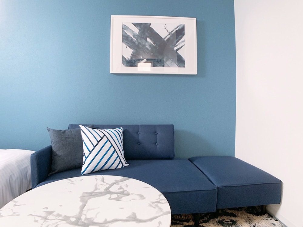 ダブルルーム ダブルベッド2台付 301号室 禁煙(ソファベッド用の寝具は部屋に常備していない為 事前にリクエストが必要) 客室3 | Bar & Hotel Colors 宮島