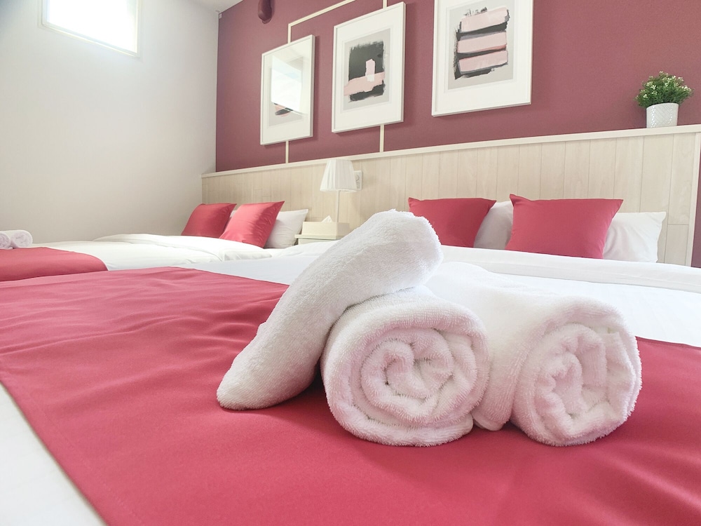 ダブルルーム ダブルベッド2台付 203号室 禁煙(ソファベッド用の寝具は部屋に常備していない為 事前にリクエストが必要) 客室2 | Bar & Hotel Colors 宮島