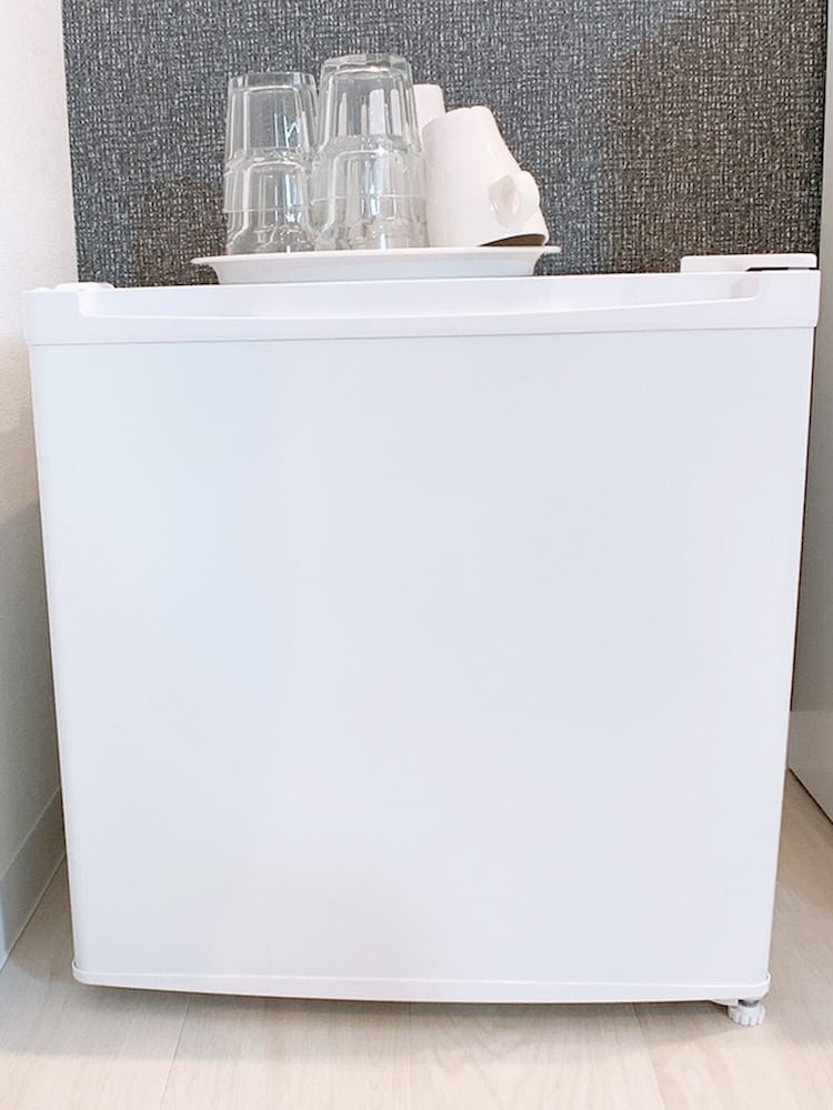 ダブルルーム エキストラベッド付 202号 禁煙 (ソファベッド用の寝具は部屋に常備していない為 事前にリクエストが必要) 小型冷蔵庫0 | Bar & Hotel Colors 宮島