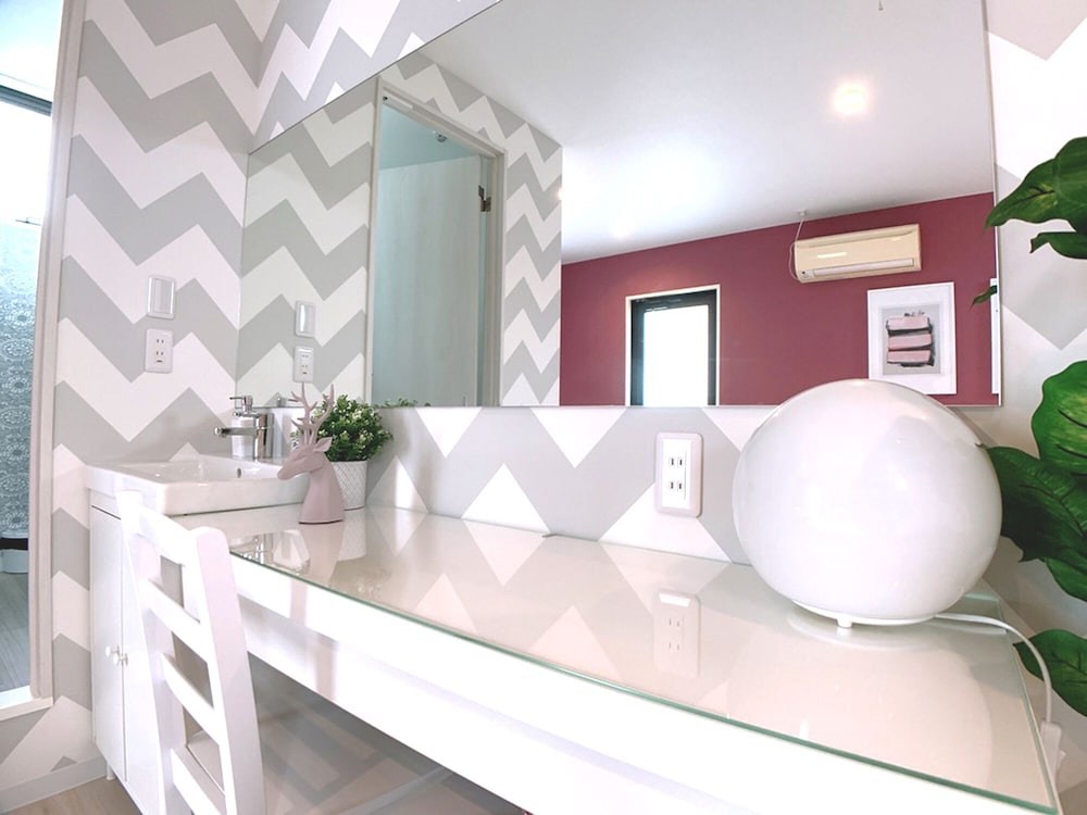 ダブルルーム ダブルベッド2台付 203号室 禁煙(ソファベッド用の寝具は部屋に常備していない為 事前にリクエストが必要) 客室4 | Bar & Hotel Colors 宮島