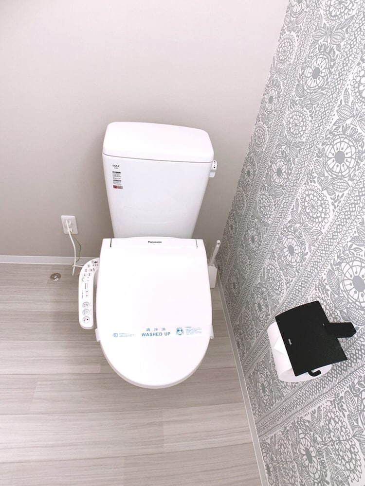 ダブルルーム ダブルベッド2台付 203号室 禁煙(ソファベッド用の寝具は部屋に常備していない為 事前にリクエストが必要) バスルーム0 | Bar & Hotel Colors 宮島