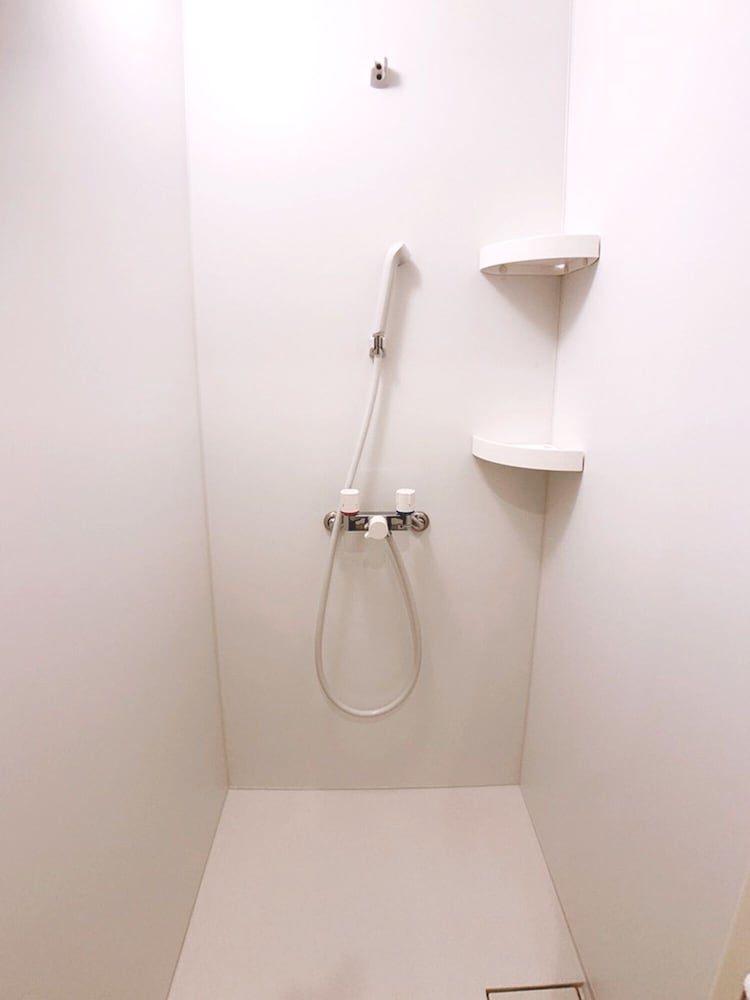 ダブルルーム エキストラベッド付 302号室 禁煙 (ソファベッド用の寝具は部屋に常備していない為 事前にリクエストが必要) バスルーム1 | Bar & Hotel Colors 宮島