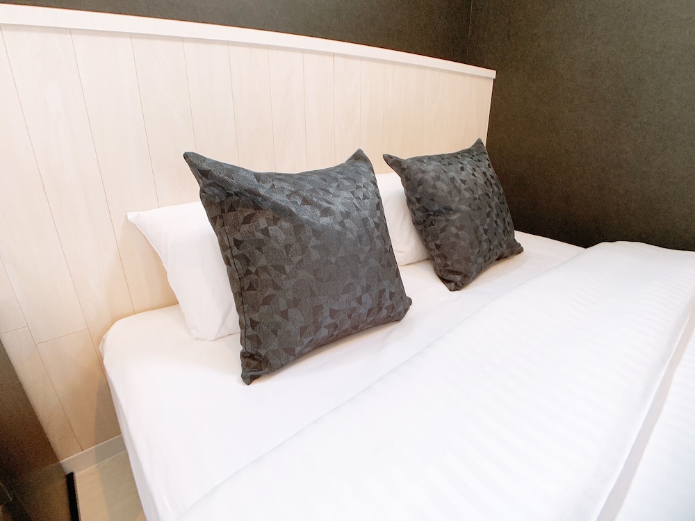 ダブルルーム ダブルベッド2台付 201号室 禁煙(ソファベッド用の寝具は部屋に常備していない為 事前にリクエストが必要) 客室2 | Bar & Hotel Colors 宮島