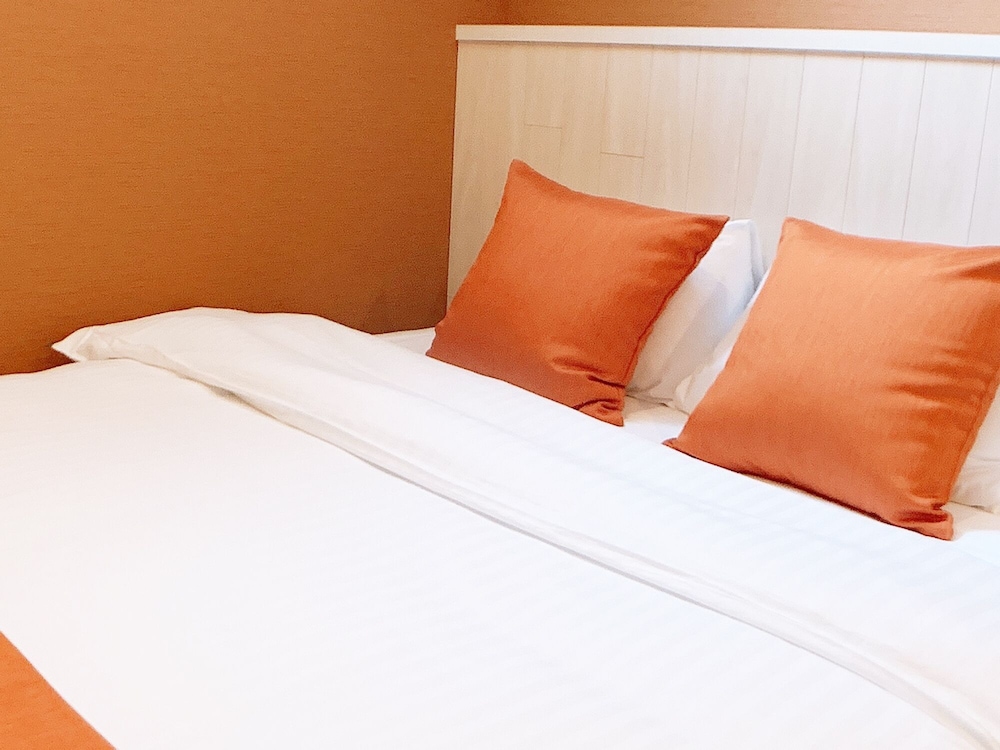 ダブルルーム エキストラベッド付 202号 禁煙 (ソファベッド用の寝具は部屋に常備していない為 事前にリクエストが必要) 客室2 | Bar & Hotel Colors 宮島