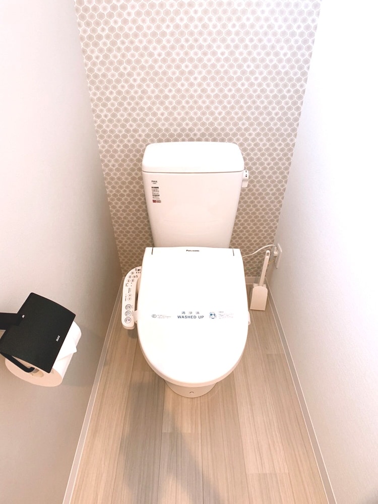 ダブルルーム ダブルベッド2台付 301号室 禁煙(ソファベッド用の寝具は部屋に常備していない為 事前にリクエストが必要) バスルーム1 | Bar & Hotel Colors 宮島