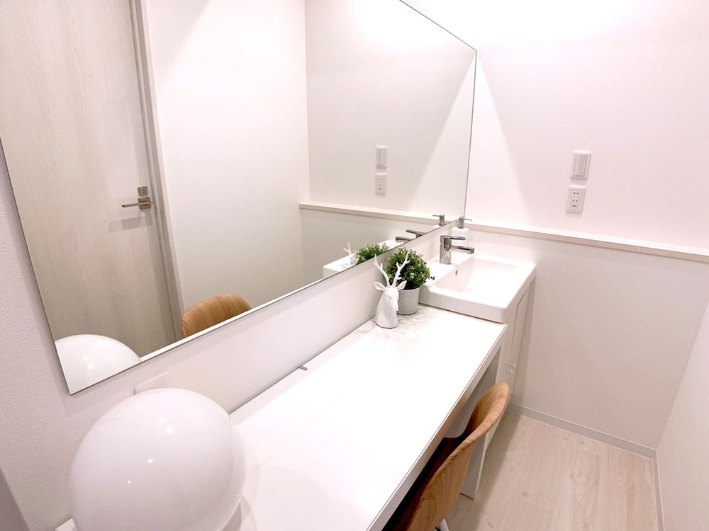 ダブルルーム エキストラベッド付 202号 禁煙 (ソファベッド用の寝具は部屋に常備していない為 事前にリクエストが必要) 客室3 | Bar & Hotel Colors 宮島