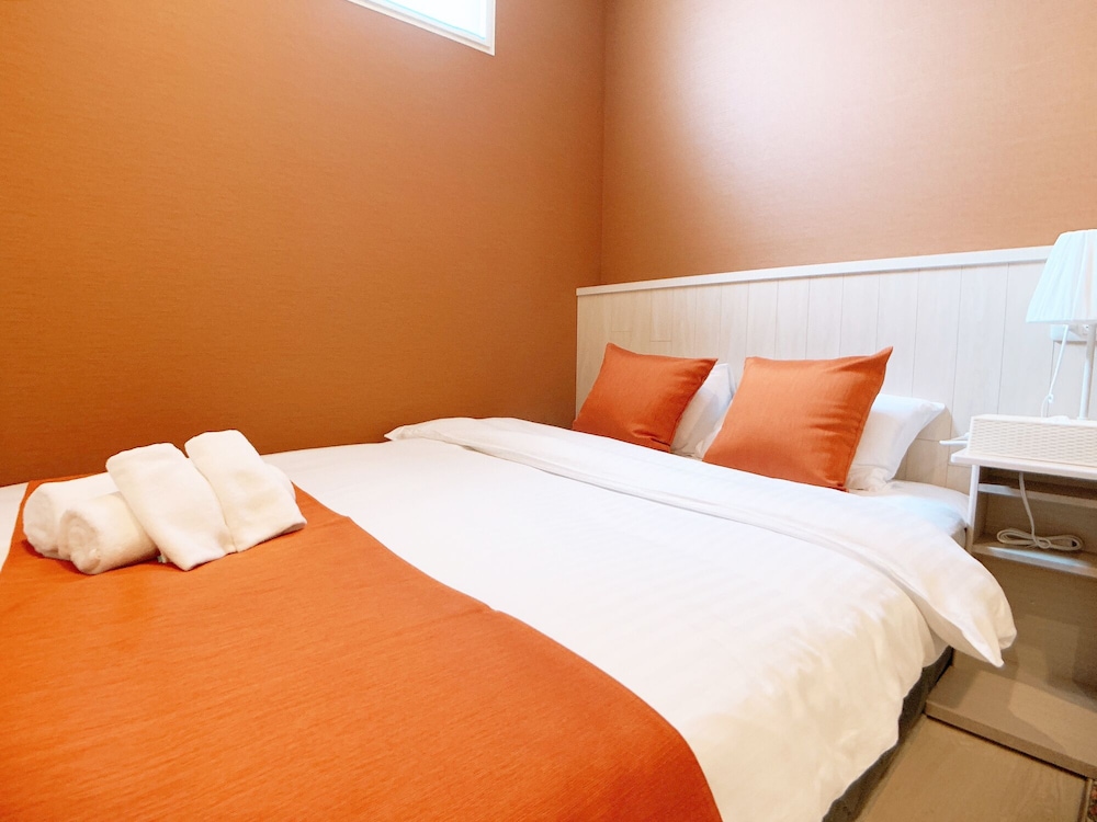 ダブルルーム エキストラベッド付 202号 禁煙 (ソファベッド用の寝具は部屋に常備していない為 事前にリクエストが必要) 客室1 | Bar & Hotel Colors 宮島