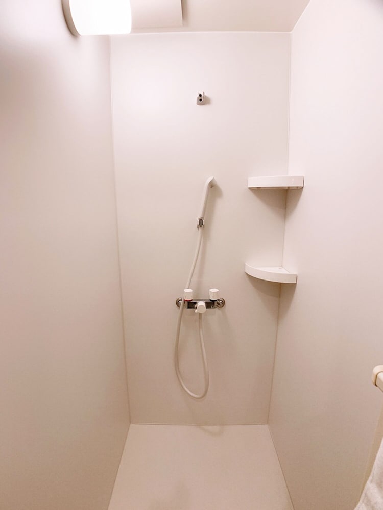 ダブルルーム エキストラベッド付 202号 禁煙 (ソファベッド用の寝具は部屋に常備していない為 事前にリクエストが必要) バスルーム1 | Bar & Hotel Colors 宮島