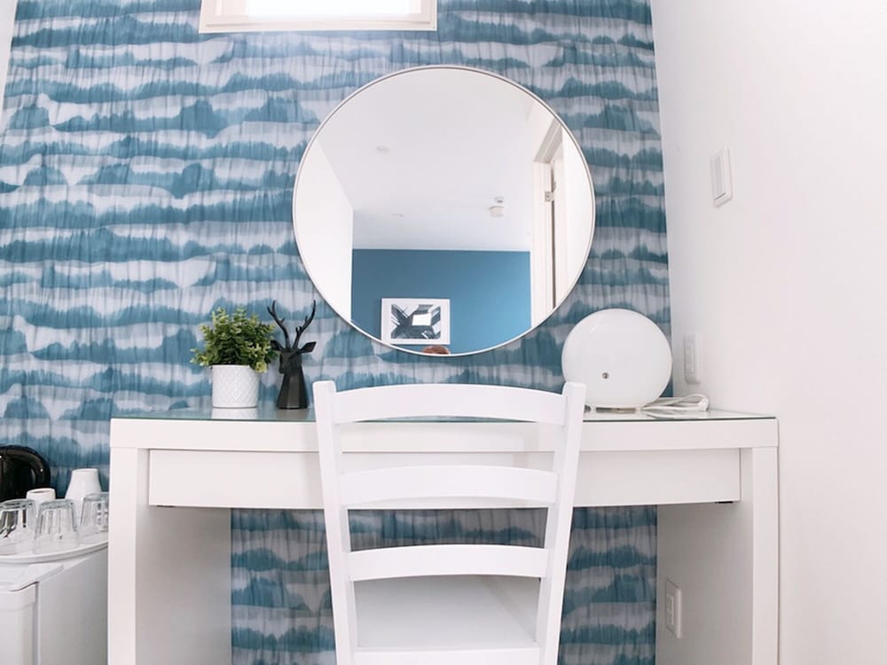 ダブルルーム ダブルベッド2台付 301号室 禁煙(ソファベッド用の寝具は部屋に常備していない為 事前にリクエストが必要) 客室4 | Bar & Hotel Colors 宮島