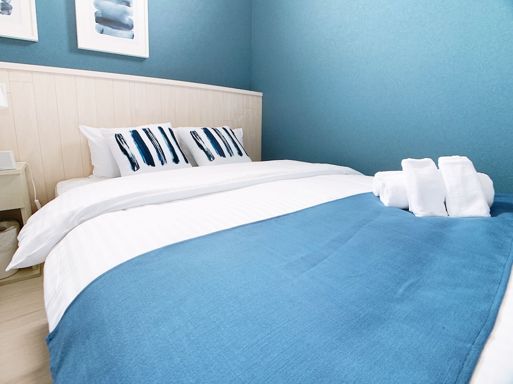 ダブルルーム ダブルベッド2台付 301号室 禁煙(ソファベッド用の寝具は部屋に常備していない為 事前にリクエストが必要) 客室2 | Bar & Hotel Colors 宮島