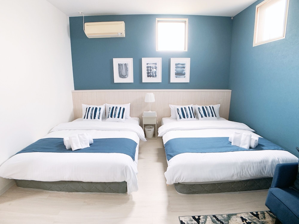 ダブルルーム ダブルベッド2台付 301号室 禁煙(ソファベッド用の寝具は部屋に常備していない為 事前にリクエストが必要) 客室1 | Bar & Hotel Colors 宮島