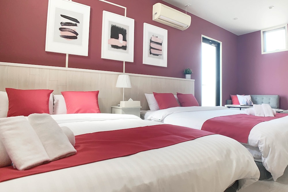 ダブルルーム ダブルベッド2台付 203号室 禁煙(ソファベッド用の寝具は部屋に常備していない為 事前にリクエストが必要) | Bar & Hotel Colors 宮島