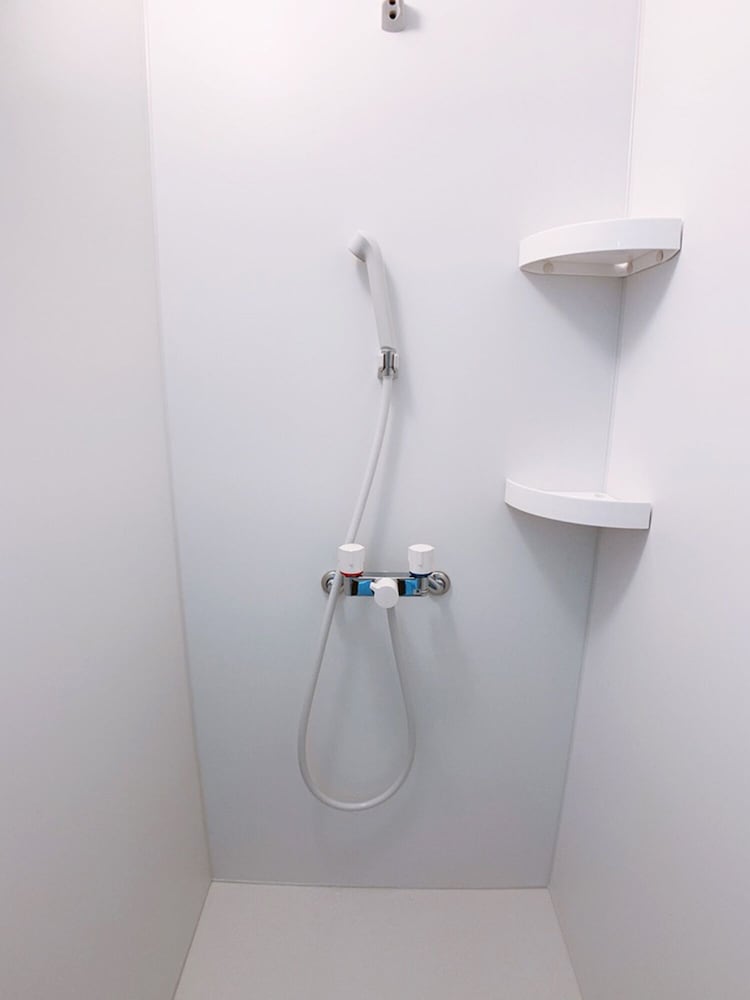 ダブルルーム ダブルベッド2台付 301号室 禁煙(ソファベッド用の寝具は部屋に常備していない為 事前にリクエストが必要) バスルーム0 | Bar & Hotel Colors 宮島