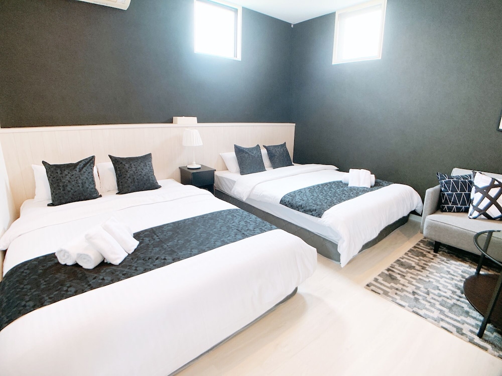 ダブルルーム ダブルベッド2台付 201号室 禁煙(ソファベッド用の寝具は部屋に常備していない為 事前にリクエストが必要) 客室1 | Bar & Hotel Colors 宮島