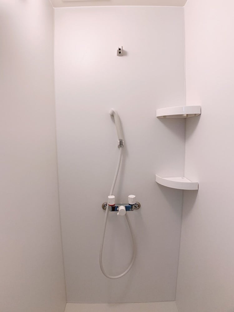 ダブルルーム ダブルベッド2台付 201号室 禁煙(ソファベッド用の寝具は部屋に常備していない為 事前にリクエストが必要) バスルーム1 | Bar & Hotel Colors 宮島