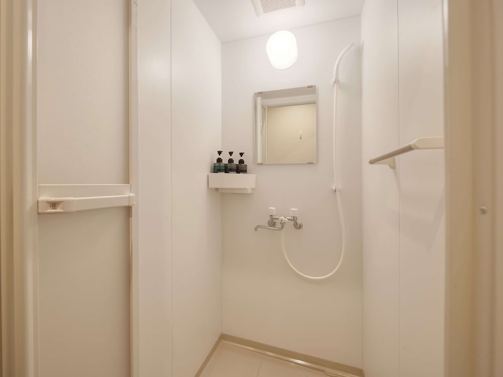 スタンダード スタジオ バスルームのシャワー0 | CABIN&HOTEL CONSTANT NAHA