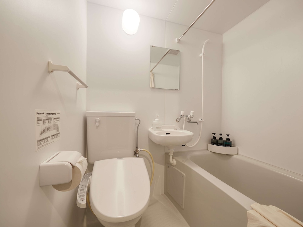 スタンダード 4 人部屋 バスルーム0 | CABIN&HOTEL CONSTANT NAHA