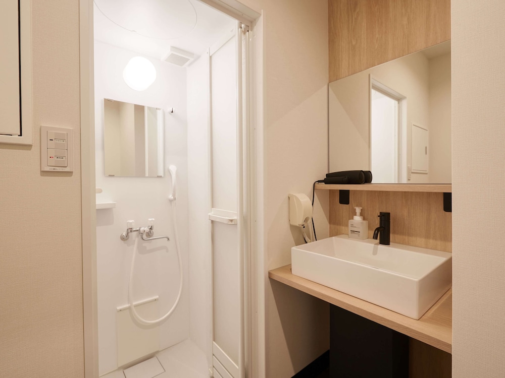 エコノミー ツインルーム バスルームのシャワー0 | CABIN&HOTEL CONSTANT NAHA