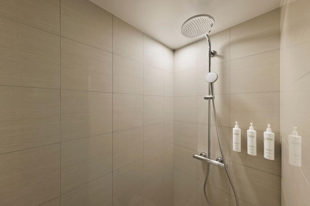 デラックス ルーム バスルーム1 | コートヤード・バイ・マリオット名古屋