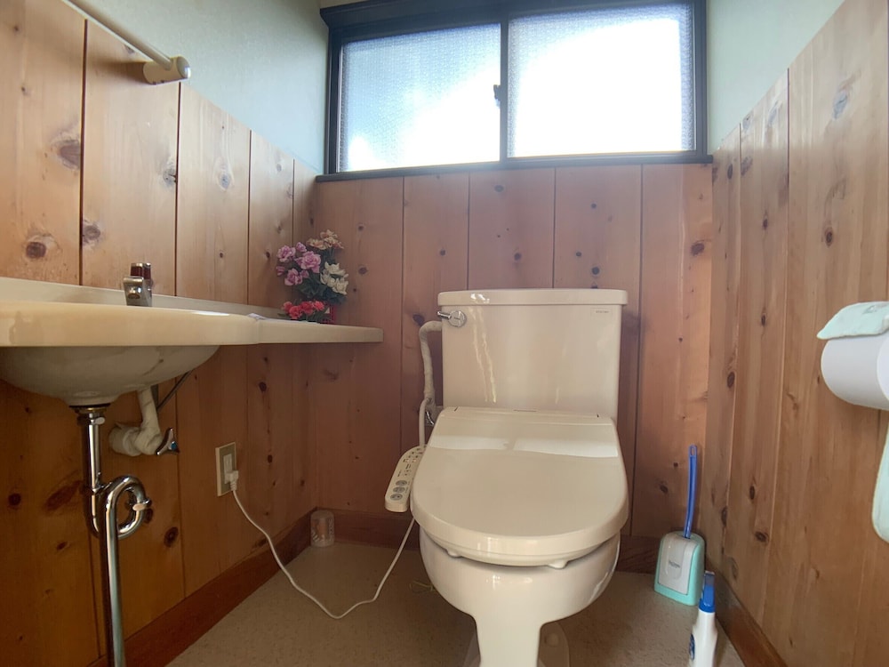 スーペリア ルーム ベッド (複数台) バスルーム2 | 伊那谷別邸