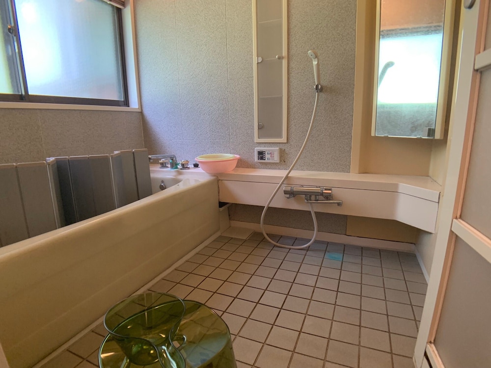 スーペリア ルーム ベッド (複数台) バスルーム0 | 伊那谷別邸