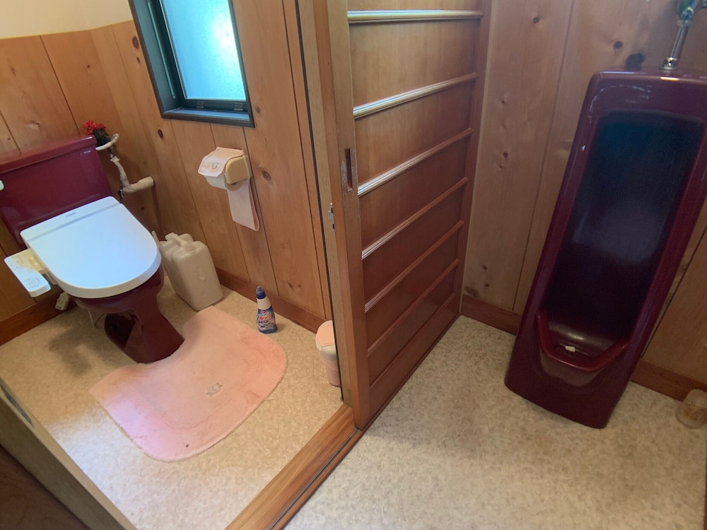 スーペリア ルーム ベッド (複数台) バスルーム1 | 伊那谷別邸