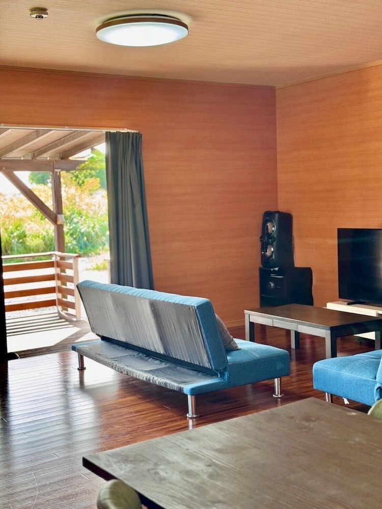 ファミリー ヴィラ リビング エリア0 | AZ ホテル Inn 奄美万屋