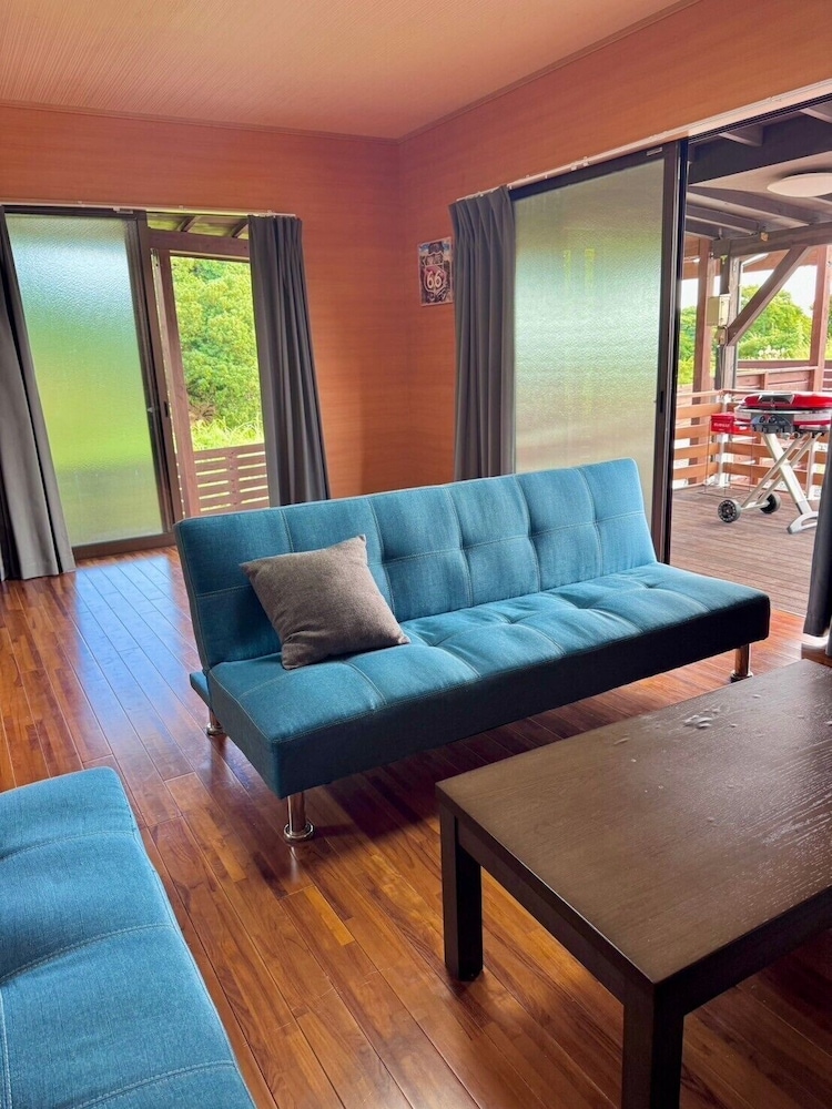 ファミリー ヴィラ リビング エリア1 | AZ ホテル Inn 奄美万屋