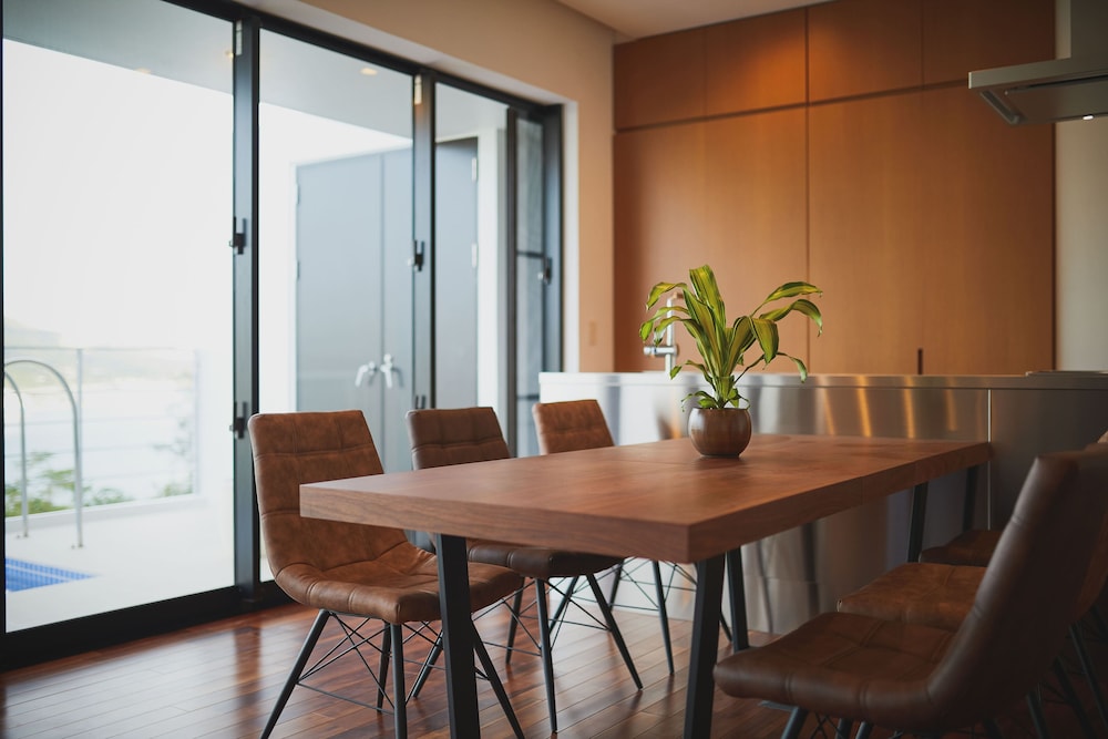 エリート ヴィラ 2 ベッドルーム 禁煙 (現在別建物建築中、景観は写真と異なります) 客室内のダイニングエリア0 | E-horizon Resort Premium 瀬底D