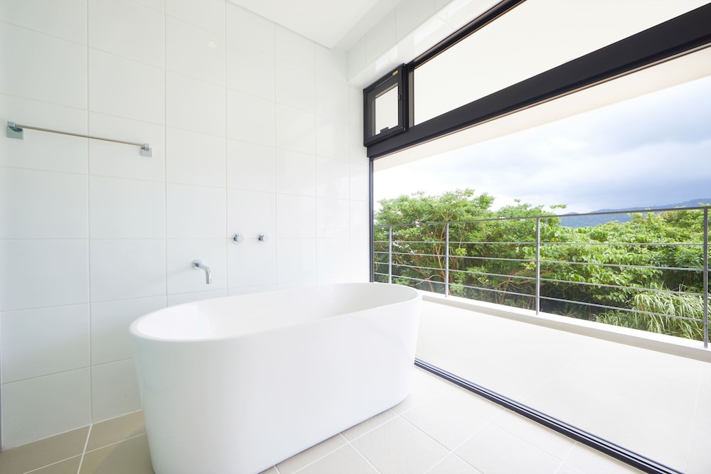 エリート ヴィラ 2 ベッドルーム 禁煙 (現在別建物建築中、景観は写真と異なります) バスルーム1 | E-horizon Resort Premium 瀬底D