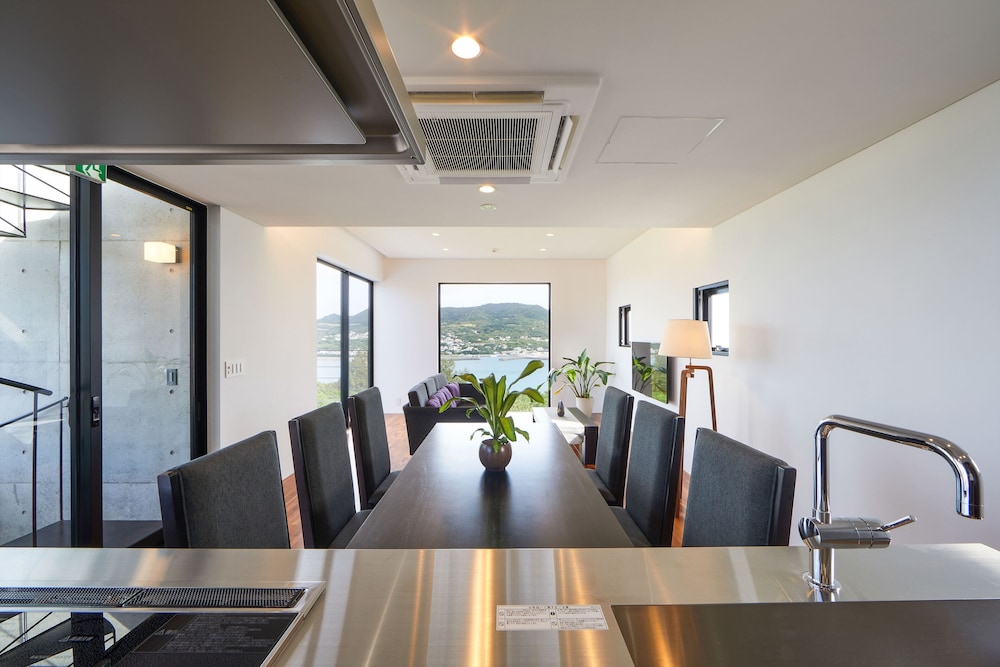 エリート ヴィラ 禁煙 客室内のダイニングエリア0 | E-horizon Resort Premium 瀬底E