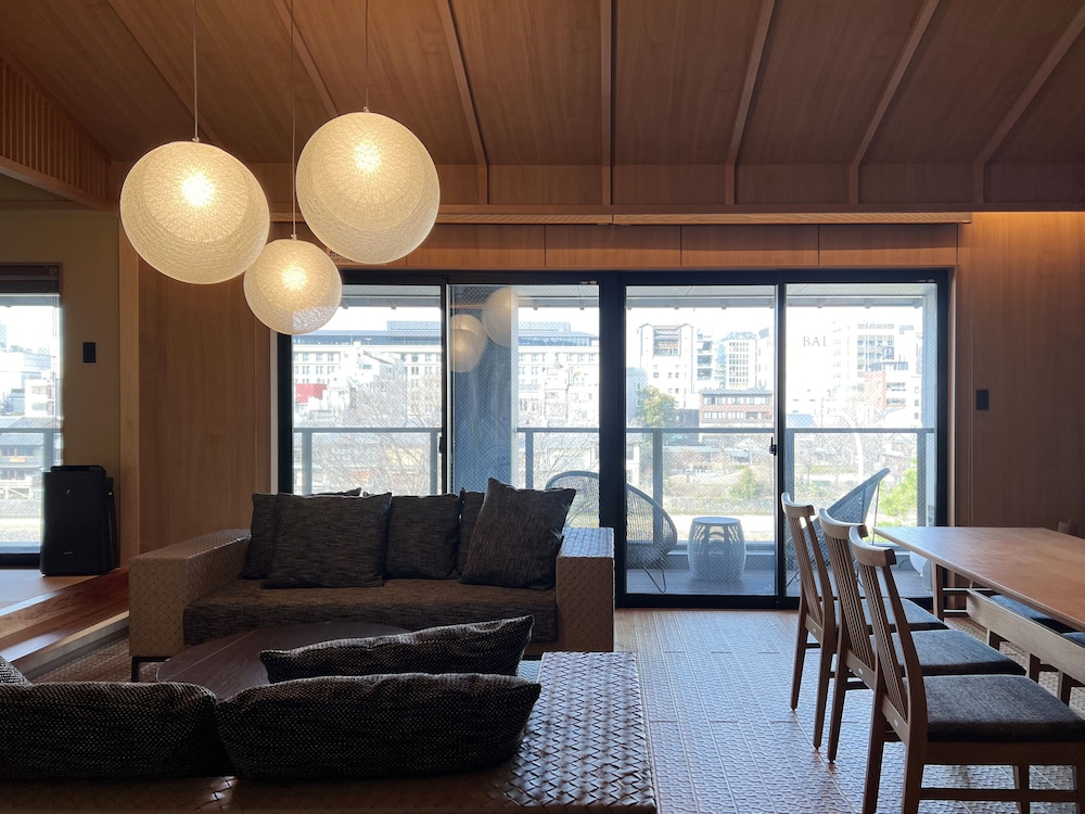 リバービューロイヤルスイート リビング エリア0 | Rinn 祇園白川