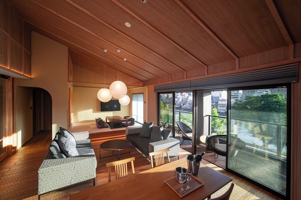 リバービューロイヤルスイート リビング エリア4 | Rinn 祇園白川