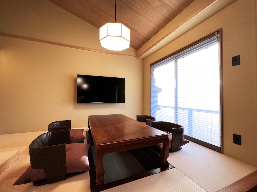 リバービューロイヤルスイート リビング エリア1 | Rinn 祇園白川