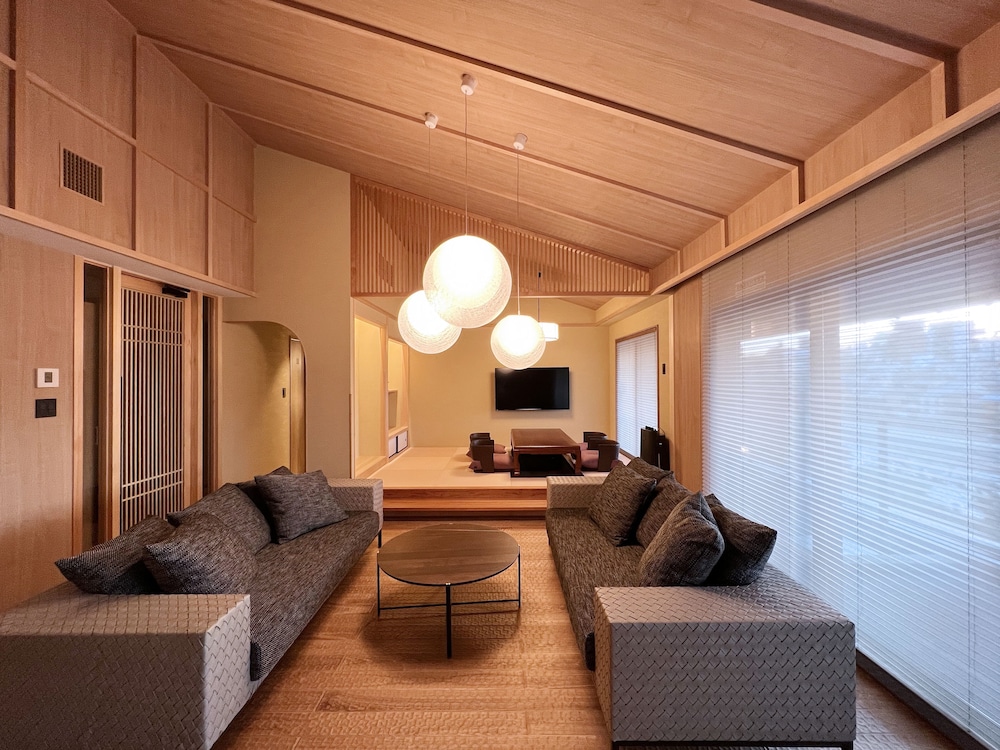 リバービューロイヤルスイート リビング エリア2 | Rinn 祇園白川