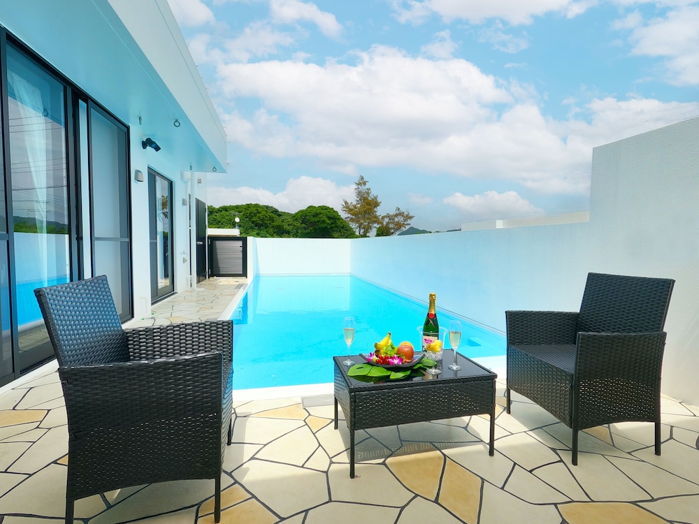 デラックス ヴィラ 2 ベッドルーム プライベートプール プールビュー 部屋からの景観0 | プライベートプールヴィラもとぶ