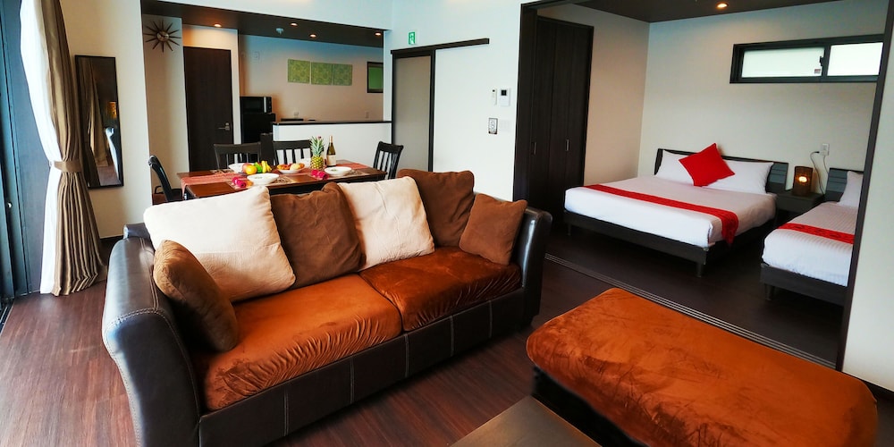 デラックス ヴィラ 2 ベッドルーム プライベートプール プールビュー リビング エリア0 | プライベートプールヴィラもとぶ