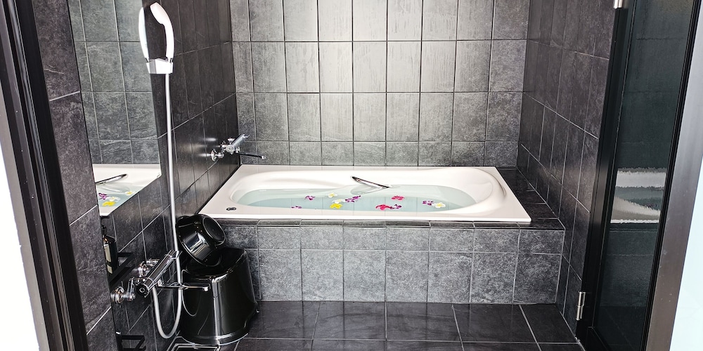 デラックス ヴィラ 2 ベッドルーム プライベートプール プールビュー バスルーム0 | プライベートプールヴィラもとぶ