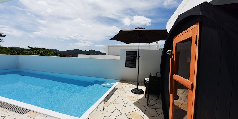 デラックス ヴィラ 2 ベッドルーム プライベートプール プールビュー 客室13 | プライベートプールヴィラもとぶ