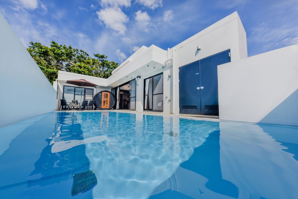 デラックス ヴィラ 2 ベッドルーム プライベートプール プールビュー 客室19 | プライベートプールヴィラもとぶ