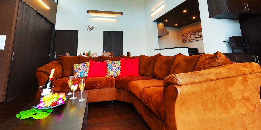 エグゼクティブ ヴィラ 3 ベッドルーム プライベートプール プールビュー リビング エリア1 | プライベートプールヴィラもとぶ