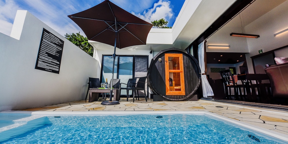 デラックス ヴィラ 2 ベッドルーム プライベートプール プールビュー 客室11 | プライベートプールヴィラもとぶ