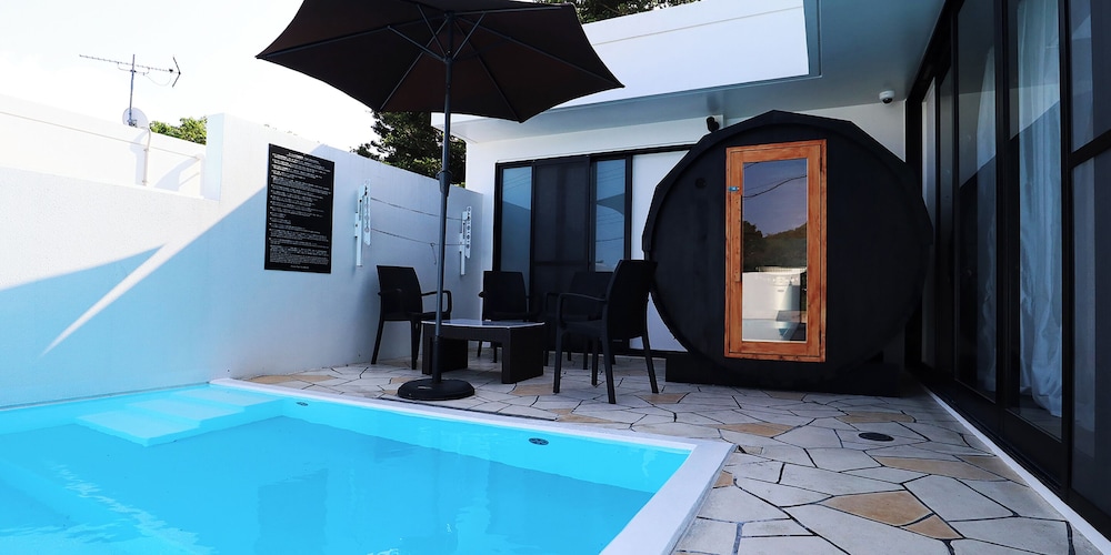 デラックス ヴィラ 2 ベッドルーム プライベートプール プールビュー 客室8 | プライベートプールヴィラもとぶ