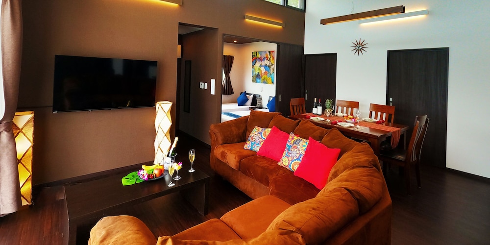 エグゼクティブ ヴィラ 3 ベッドルーム プライベートプール プールビュー リビング エリア3 | プライベートプールヴィラもとぶ